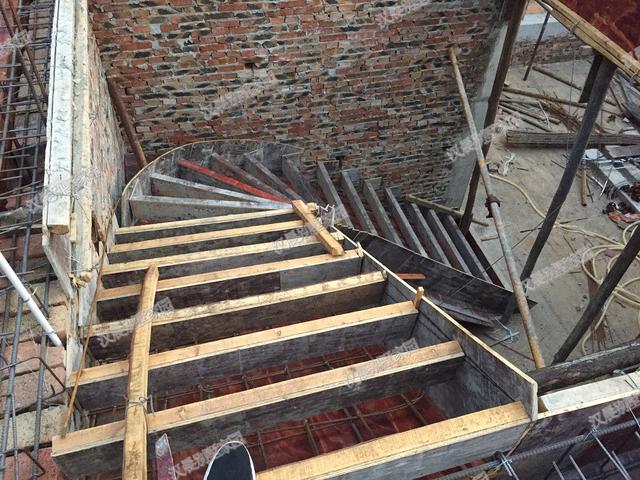 這套二層別墅，光基礎(chǔ)就花了3萬，顏值不夠，施工來湊！