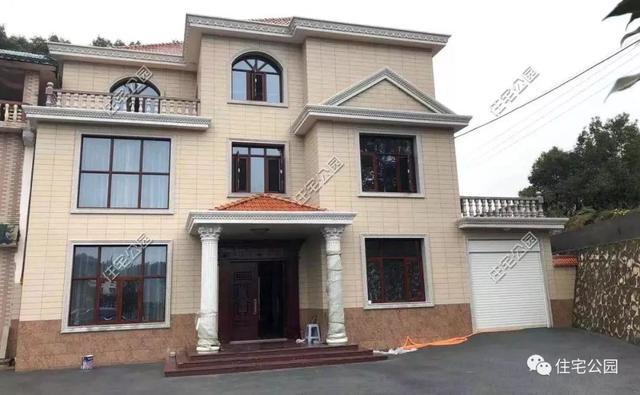 為了回老家工作的女兒，江西父母建三層別墅，小院裝修全做好120萬