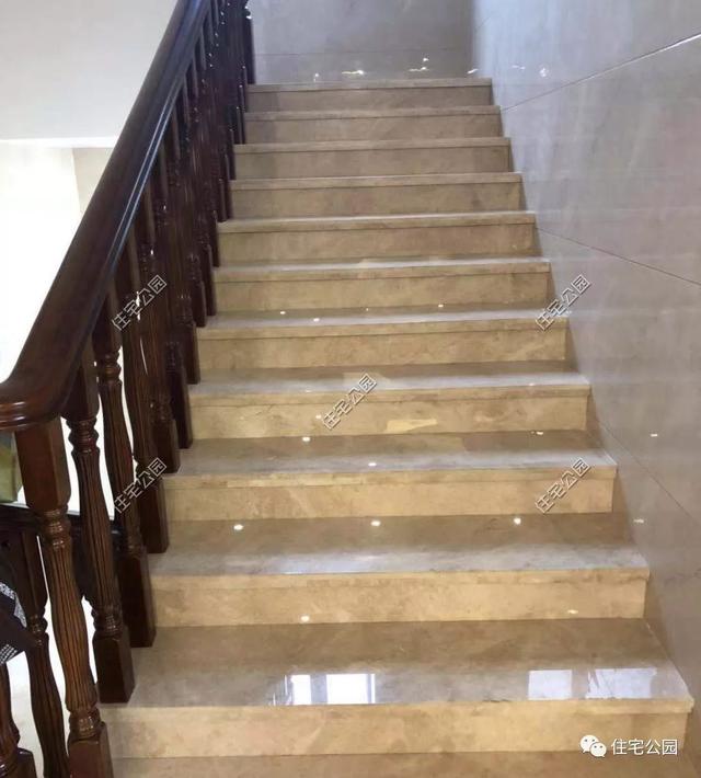 為了回老家工作的女兒，江西父母建三層別墅，小院裝修全做好120萬