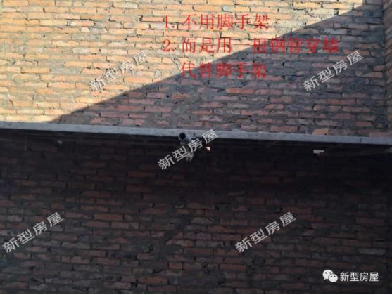 包工頭把腳手架搭成這樣，工人們的安全怎么保證？