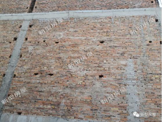 包工頭把腳手架搭成這樣，工人們的安全怎么保證？