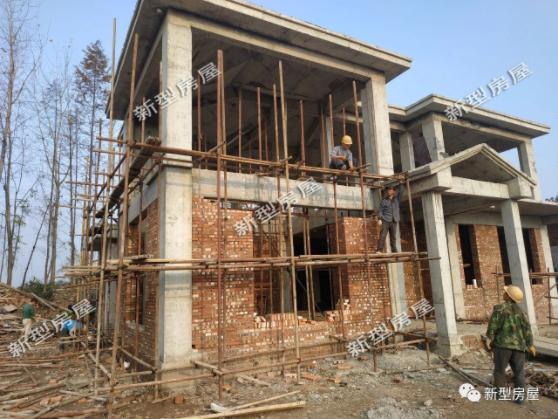 包工頭把腳手架搭成這樣，工人們的安全怎么保證？