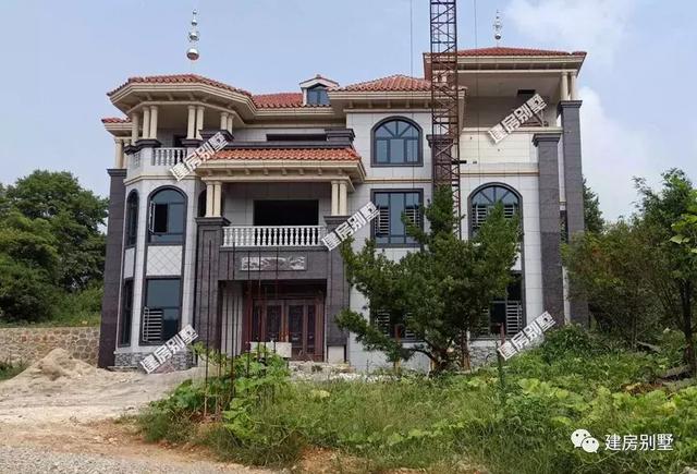 這套三層別墅建筑面積將近800平，絕對是鄉村豪宅，建成這樣村里首富都羨慕