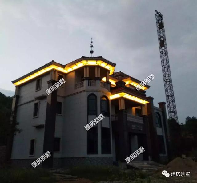 這套三層別墅建筑面積將近800平，絕對是鄉村豪宅，建成這樣村里首富都羨慕