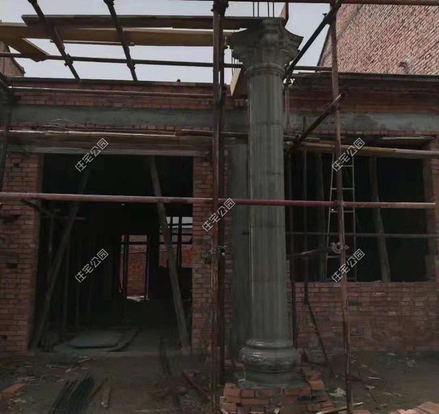 陜西農村自建2層別墅，造價30萬，坡屋頂建成這樣，真不怕漏雨嗎