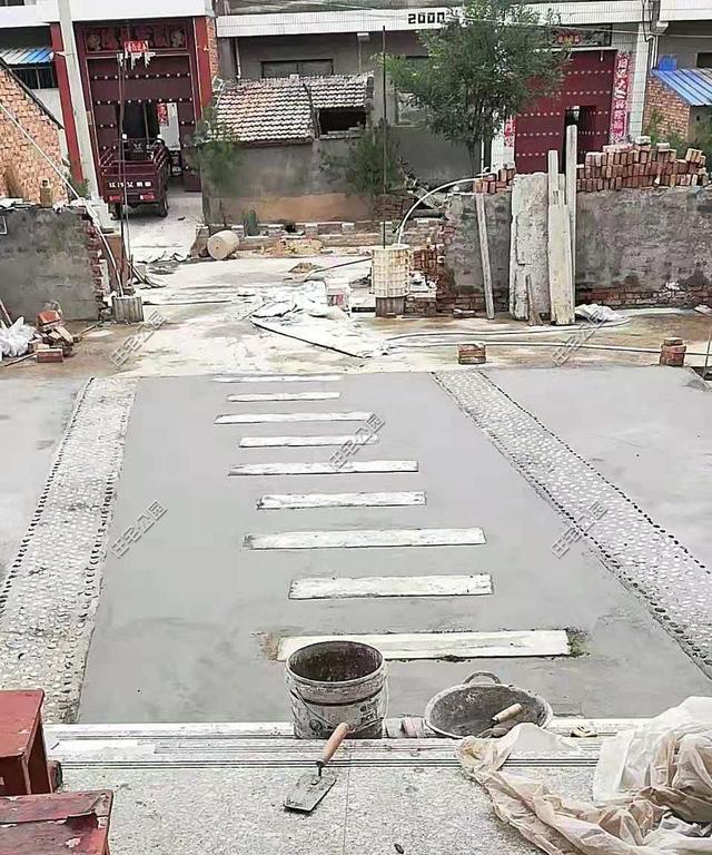 陜西農村自建2層別墅，造價30萬，坡屋頂建成這樣，真不怕漏雨嗎