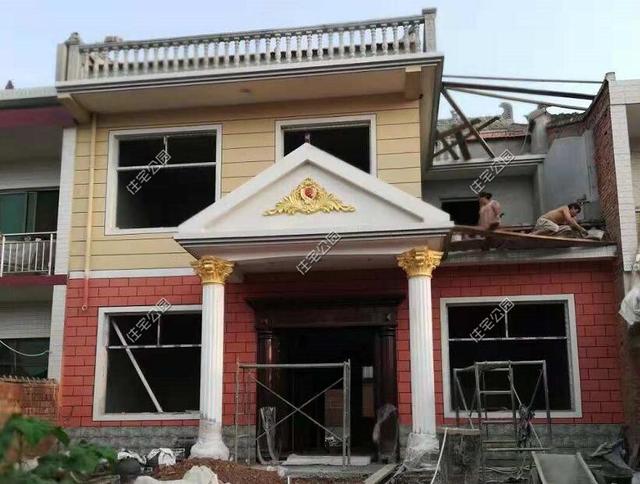 陜西農村自建2層別墅，造價30萬，坡屋頂建成這樣，真不怕漏雨嗎