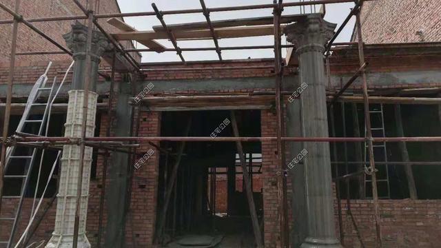 陜西農村自建2層別墅，造價30萬，坡屋頂建成這樣，真不怕漏雨嗎