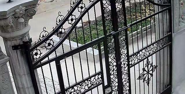 陜西農村自建2層別墅，造價30萬，坡屋頂建成這樣，真不怕漏雨嗎