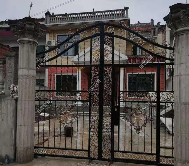 陜西農村自建2層別墅，造價30萬，坡屋頂建成這樣，真不怕漏雨嗎