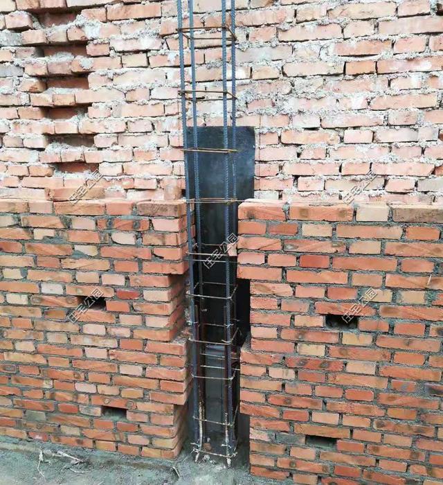 陜西農村自建2層別墅，造價30萬，坡屋頂建成這樣，真不怕漏雨嗎