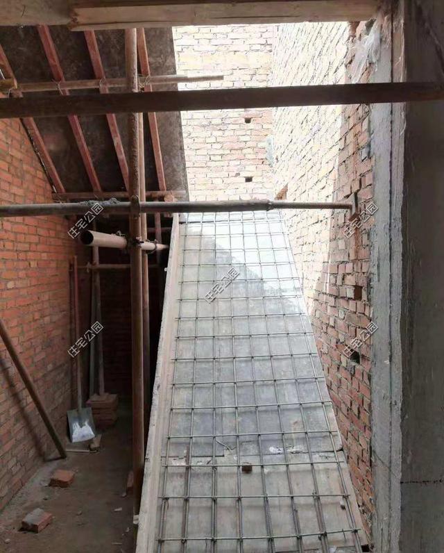 陜西農村自建2層別墅，造價30萬，坡屋頂建成這樣，真不怕漏雨嗎