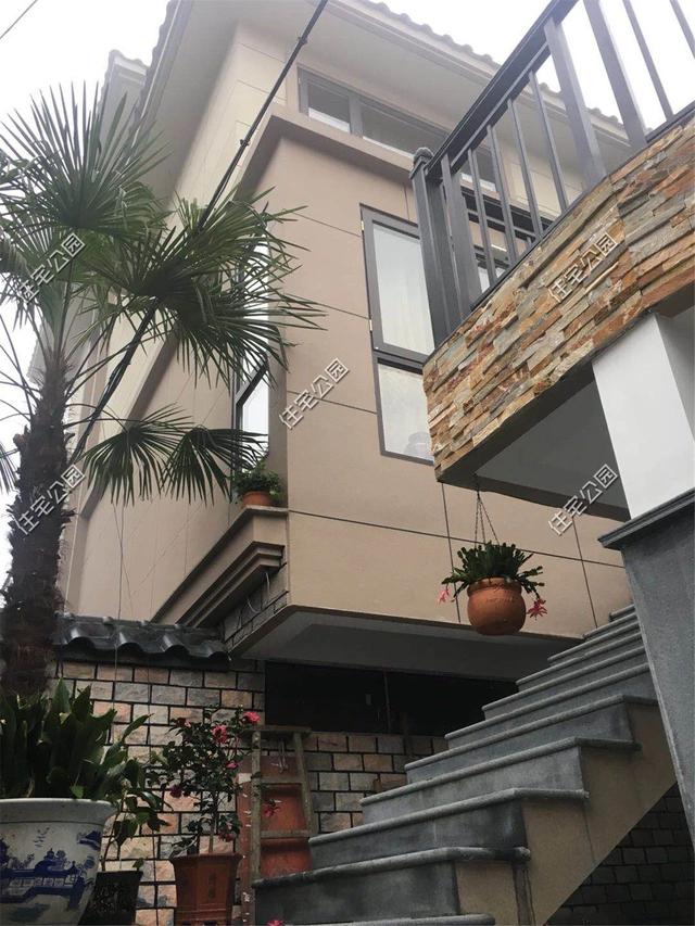 紅磚缺貨，石子每車1200，花了150萬終于建起這棟農村三層別墅