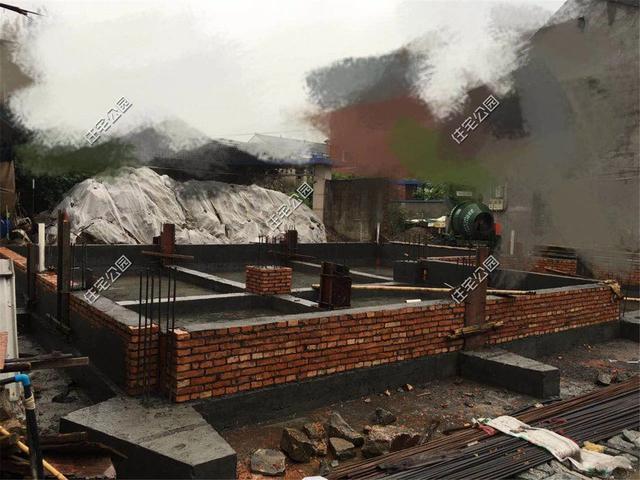 紅磚缺貨，石子每車1200，花了150萬終于建起這棟農村三層別墅