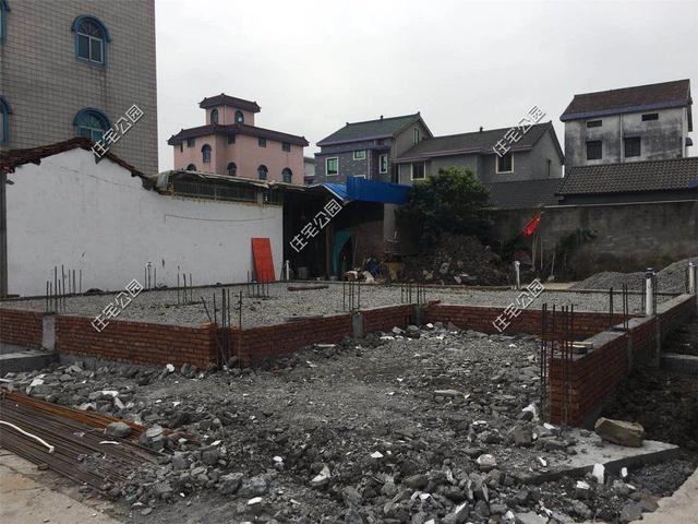 紅磚缺貨，石子每車1200，花了150萬終于建起這棟農村三層別墅