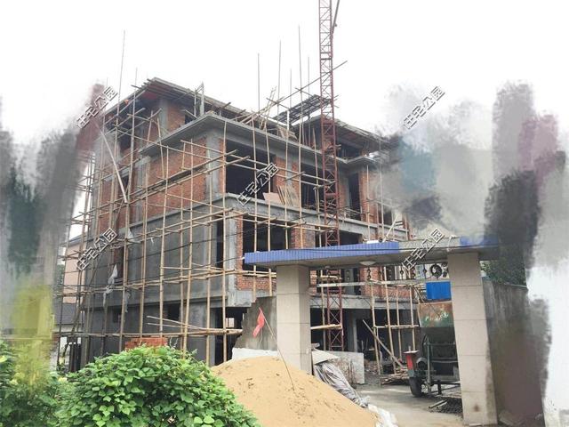 紅磚缺貨，石子每車1200，花了150萬終于建起這棟農村三層別墅