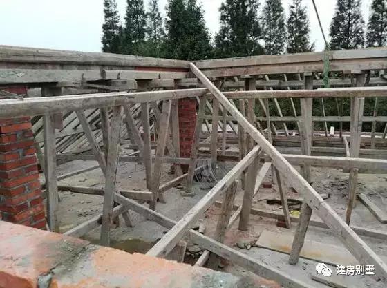 拆掉老家的青磚瓦房，35萬蓋好兩層小別墅，漂亮又實用