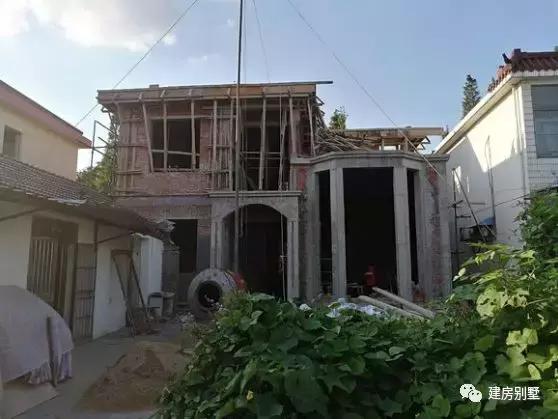 拆掉老家的青磚瓦房，35萬蓋好兩層小別墅，漂亮又實用