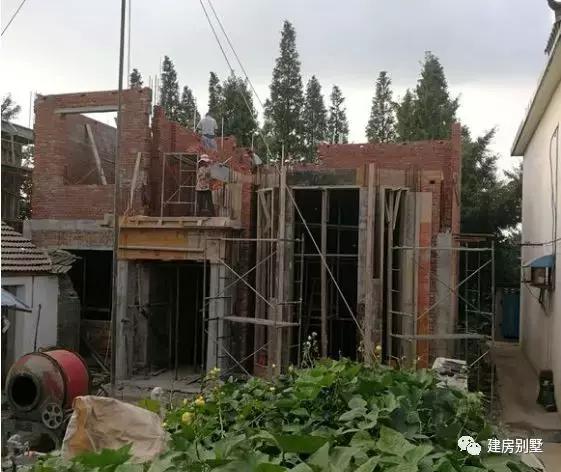 拆掉老家的青磚瓦房，35萬蓋好兩層小別墅，漂亮又實用