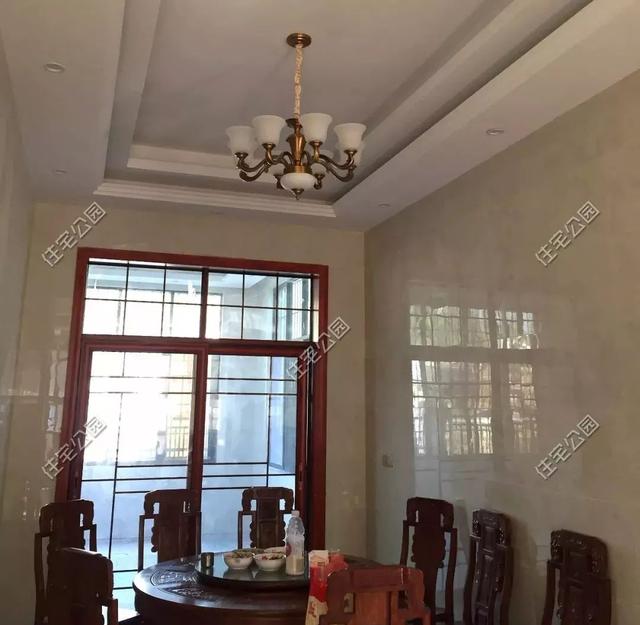 為父母養老，湖南兄妹在農村老家修建三層別墅，主體裝修一個花了80萬