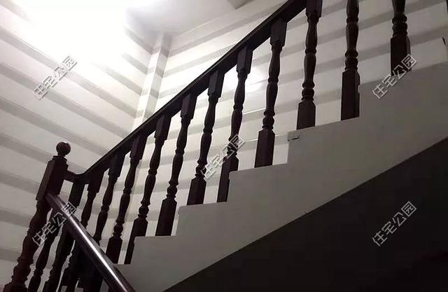 為父母養老，湖南兄妹在農村老家修建三層別墅，主體裝修一個花了80萬