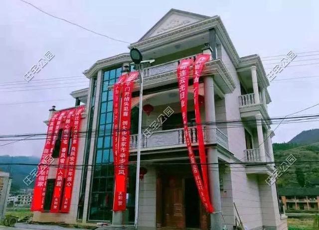 為父母養老，湖南兄妹在農村老家修建三層別墅，主體裝修一個花了80萬