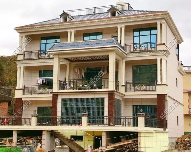 為父母養老，湖南兄妹在農村老家修建三層別墅，主體裝修一個花了80萬