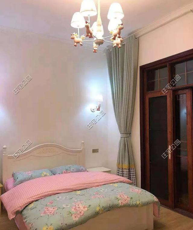 為父母養老，湖南兄妹在農村老家修建三層別墅，主體裝修一個花了80萬