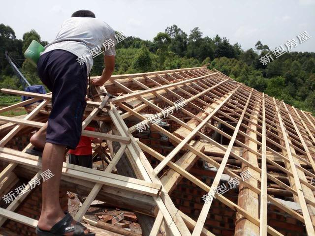 農(nóng)村新房還沒入住，就發(fā)現(xiàn)屋面就有裂縫，這是誰的責(zé)任？