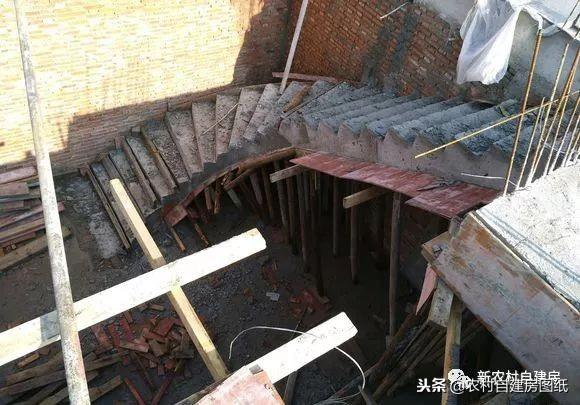 江蘇小伙回農(nóng)村自建別墅，包工包料每瓶1200，村里還有花海、草坪！