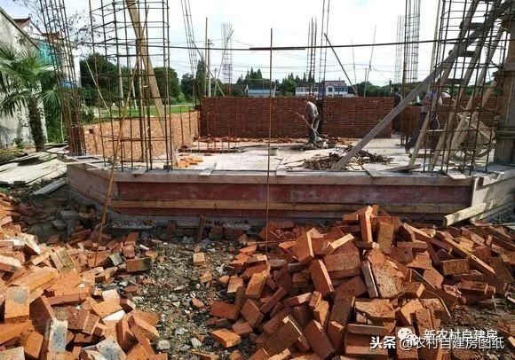 江蘇小伙回農(nóng)村自建別墅，包工包料每瓶1200，村里還有花海、草坪！