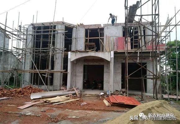 江蘇小伙回農(nóng)村自建別墅，包工包料每瓶1200，村里還有花海、草坪！