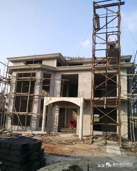 江蘇小伙回農(nóng)村自建別墅，包工包料每瓶1200，村里還有花海、草坪！