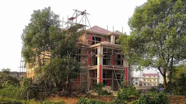 農村孝子彗星修建三層別墅，父親生病母親監工，主體70萬建成，凝聚著一家人的愛