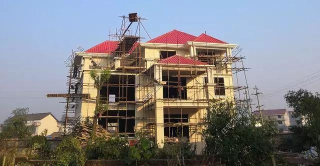 農村孝子彗星修建三層別墅，父親生病母親監工，主體70萬建成，凝聚著一家人的愛