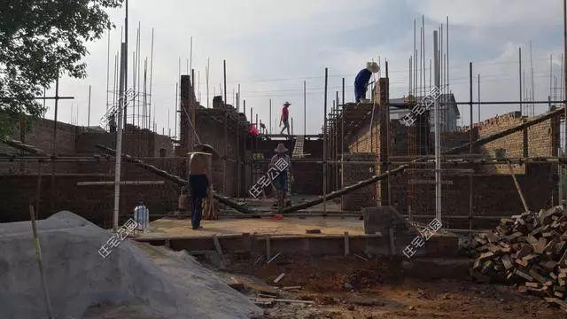 農村孝子彗星修建三層別墅，父親生病母親監工，主體70萬建成，凝聚著一家人的愛