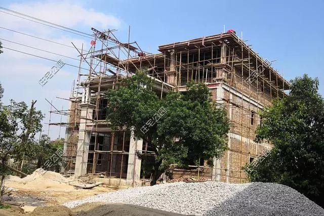 農村孝子彗星修建三層別墅，父親生病母親監工，主體70萬建成，凝聚著一家人的愛