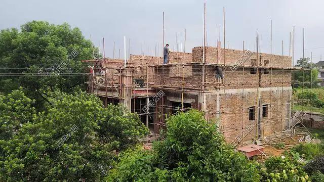 農村孝子彗星修建三層別墅，父親生病母親監工，主體70萬建成，凝聚著一家人的愛