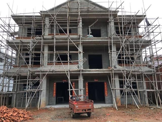 我和叔叔蓋的雙拼養老別墅，每人35萬，400多平的大院子就是爽