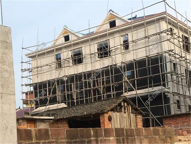 我和叔叔蓋的雙拼養老別墅，每人35萬，400多平的大院子就是爽