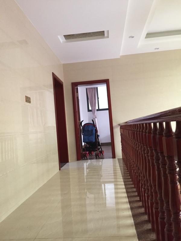 聽說這樣的農村別墅在福建省非常普通，簡裝接地氣，樓梯有檔次！