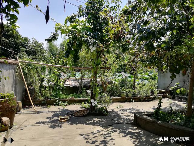 二層現代風格別墅，既舒適實用又簡潔耐看，全村第一棟，引領別墅新潮流！