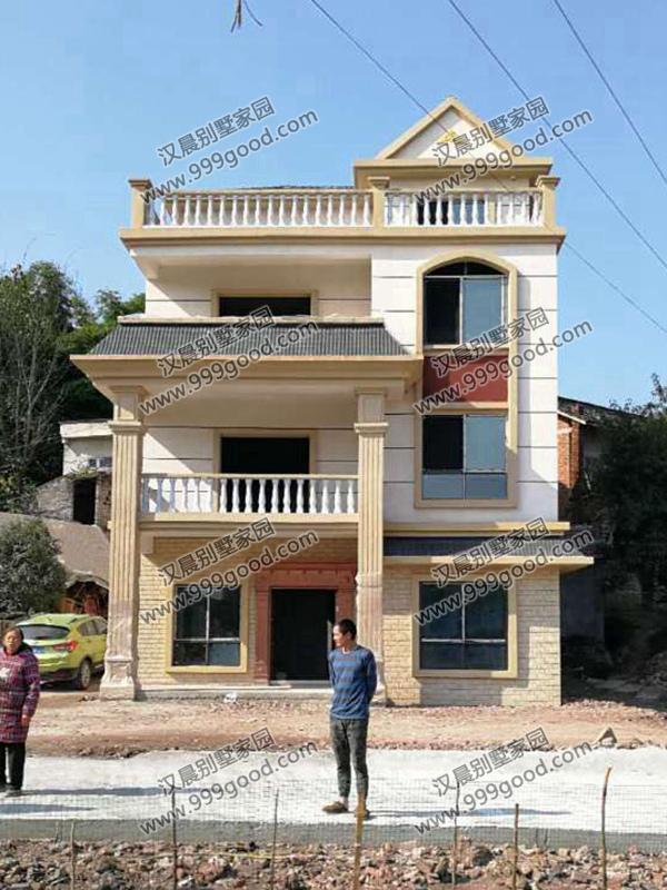 一側(cè)無窗的農(nóng)村四層別墅設(shè)計圖，帶車庫和大露臺，漂亮極了。