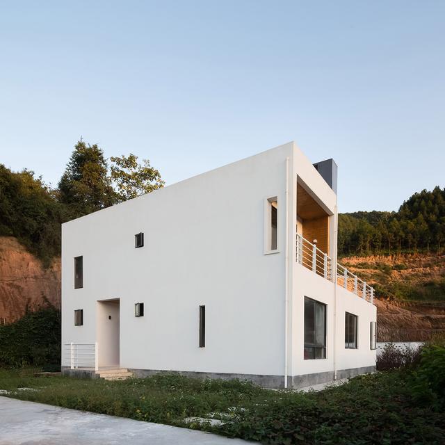 農(nóng)村建房也能建成這樣的白色別墅，設(shè)計(jì)也太新穎了吧！