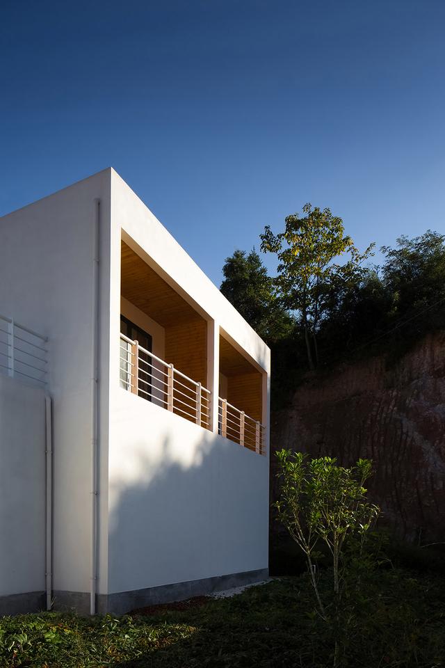 農(nóng)村建房也能建成這樣的白色別墅，設(shè)計(jì)也太新穎了吧！