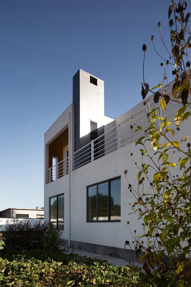 農(nóng)村建房也能建成這樣的白色別墅，設(shè)計(jì)也太新穎了吧！