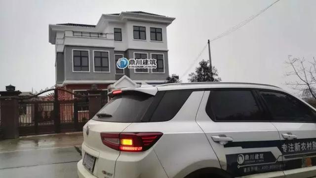 26萬以內三層別墅設計圖，帶車庫和開放式廚房設計，實拍效果沉穩大氣。