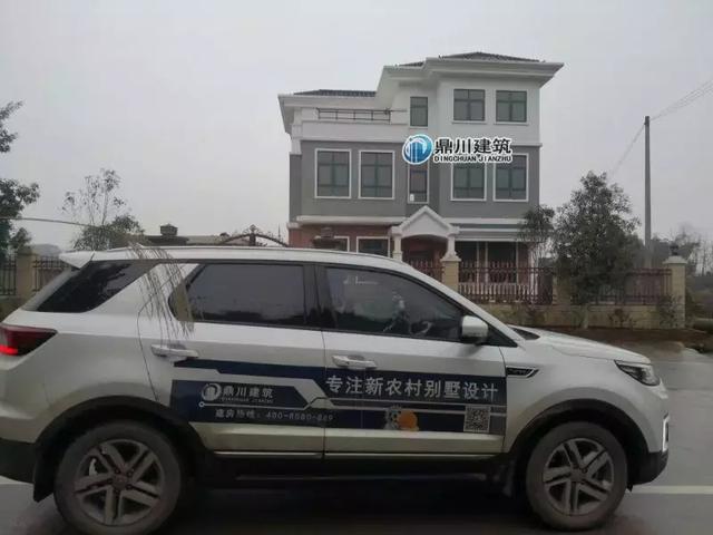 26萬以內三層別墅設計圖，帶車庫和開放式廚房設計，實拍效果沉穩大氣。