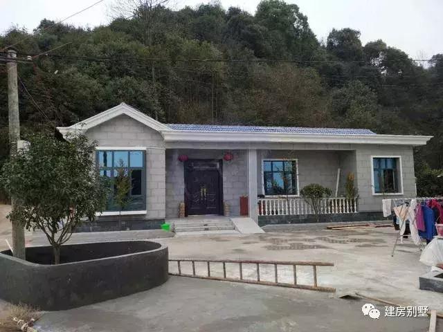 兩款尺寸布局不同，但外觀類似的一層別墅設計圖，都是經典實用的戶型