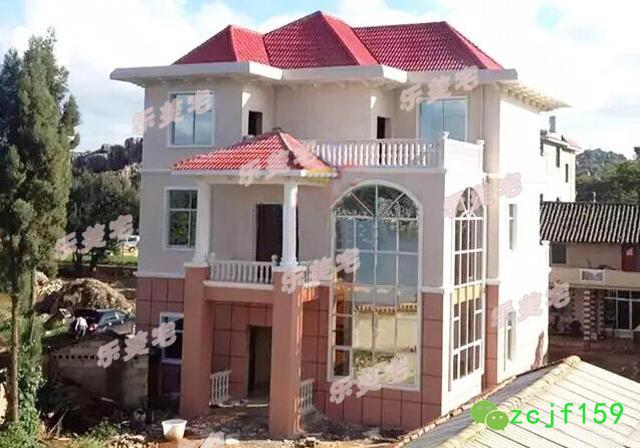 150平米農(nóng)村三層自建房案例圖及別墅全套設(shè)計(jì)圖，經(jīng)典的紅白顏色外墻，激情與平淡相互調(diào)和，美麗時(shí)尚的外觀。